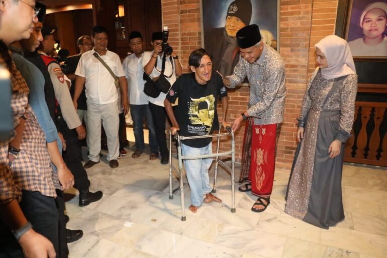 Demi Berlebaran dengan Ganjar, Difabel Ini Rela Motoran dan Kehujanan
