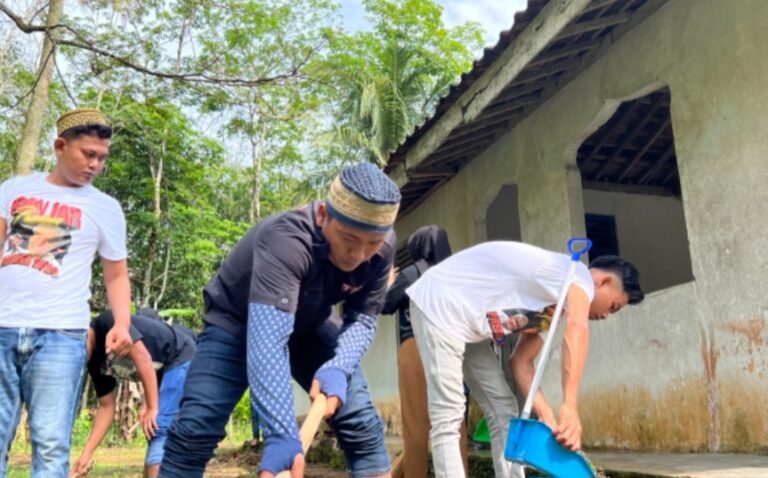 Relawan Ganjar Gotong Royong Bersihkan Rumah Ibadah di Kabupaten Ciamis