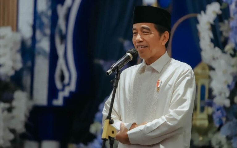Selama Dua Pekan, Jokowi Akui Pusing Mikir Urusan Bola