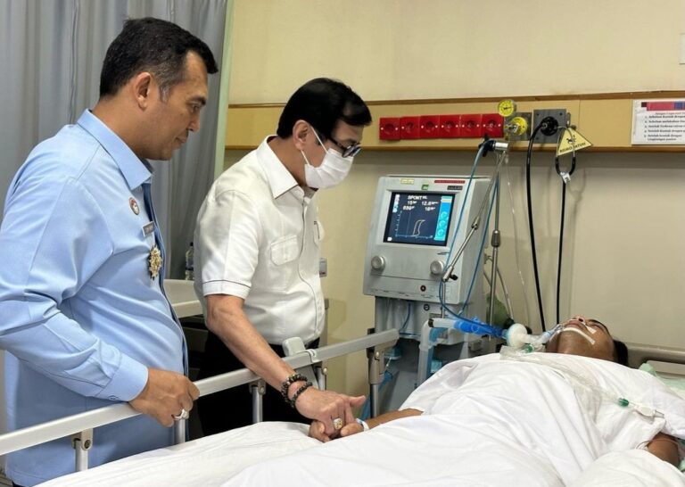 Yasonna Jenguk Petugas Imigrasi yang Diserang WNA Asal Uzbekistan