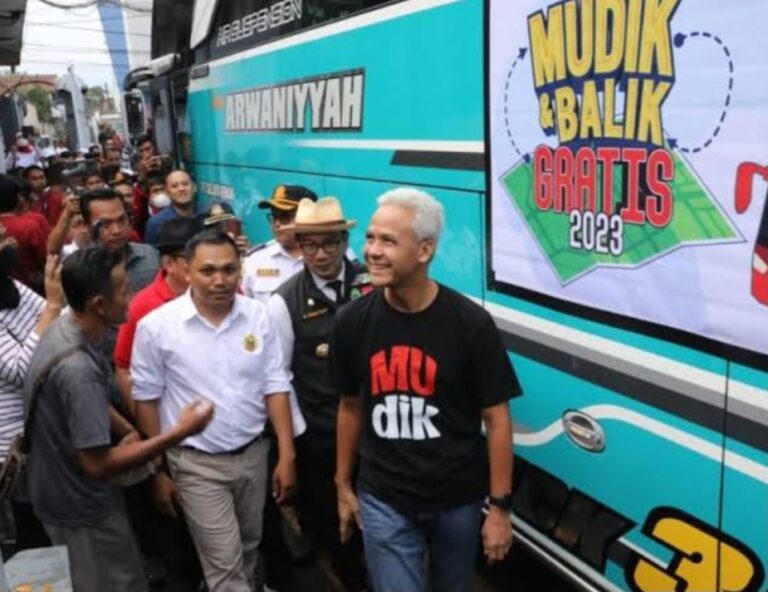 Ganjar Pranowo Lepas Pemudik Jateng di Bandung Ditemani Ridwan Kamil