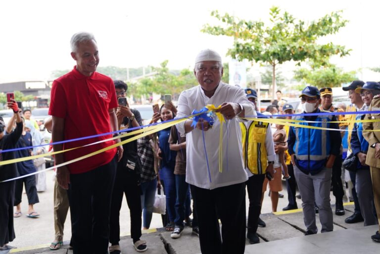 Bareng Ganjar, Menteri Basuki Pantau Arus Mudik di Rest Area Tol Batang-Semarang