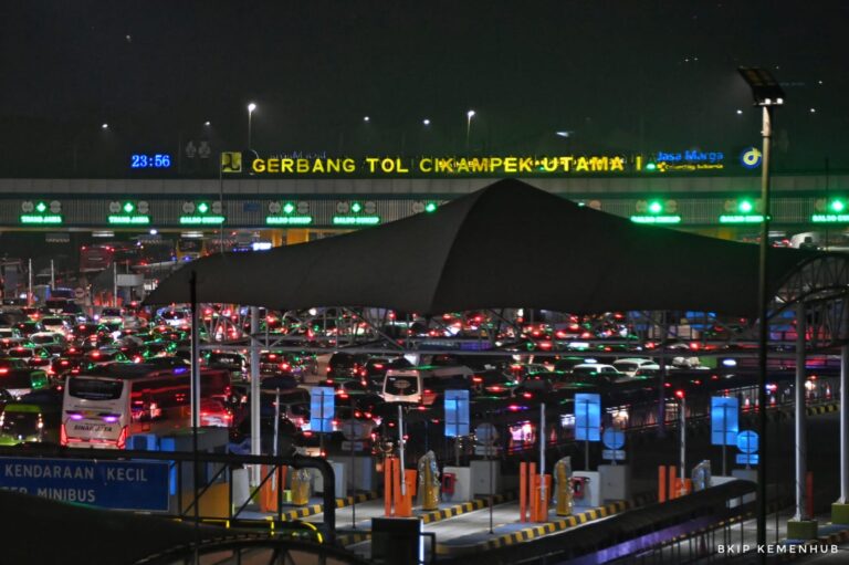 Situasi Arus Mudik di Tol Cikampek, Pergerakan Kendaraan H-3 Cetak Rekor Tertinggi