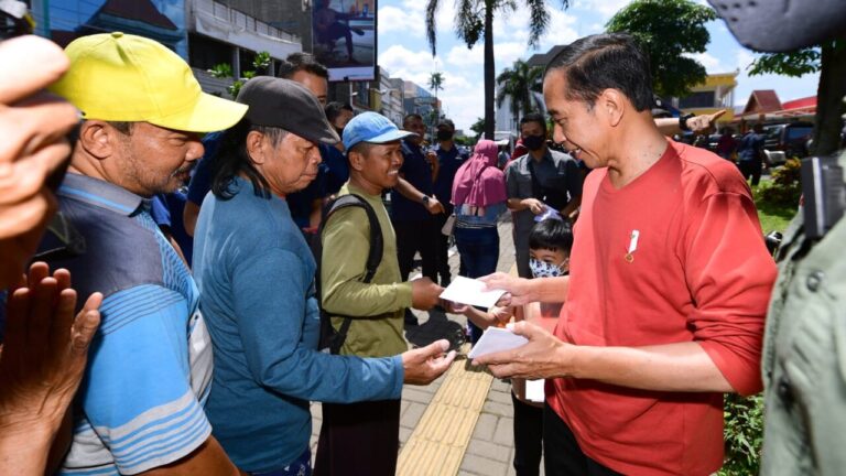 Presiden Jokowi Bagikan “THR” ke Pedagang di Pasar Legi