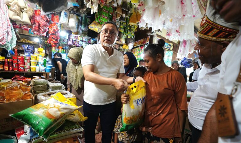 Tinjau Pasar Sentral Hamadi Jayapura, Mendag Zulkifli Hasan Pastikan Harga Bapok Stabil