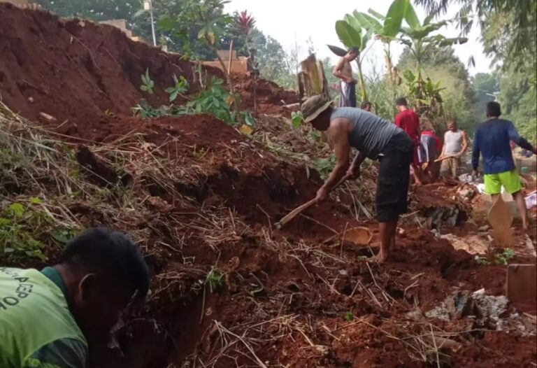 Longsor di TPU Kalimulya Depok Diperbaiki