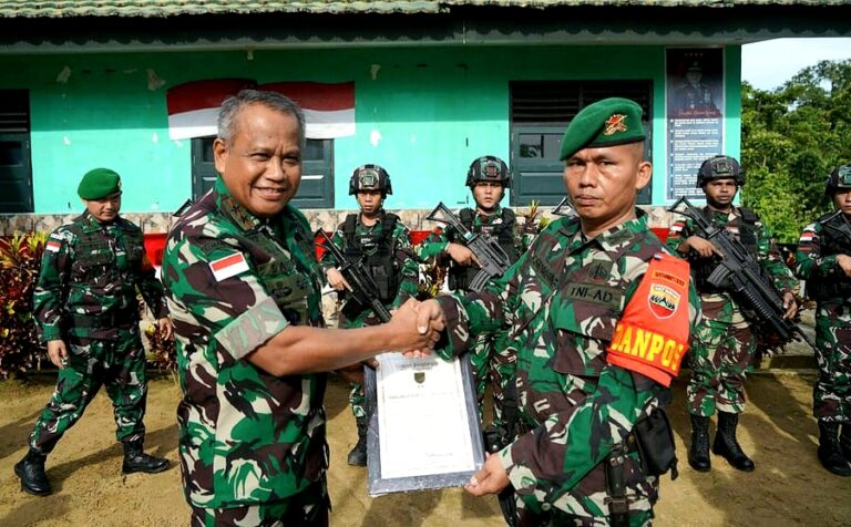 Pangdam Cenderawasih Beri Penghargaan Satgas Yonif 132/BS yang Berhasil Gagalkan Penyelundupan Narkotika