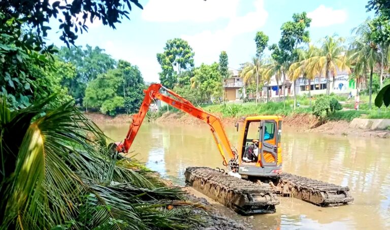 Cegah Banjir, Danau Perumahan Permata Depok Dinormalisasi