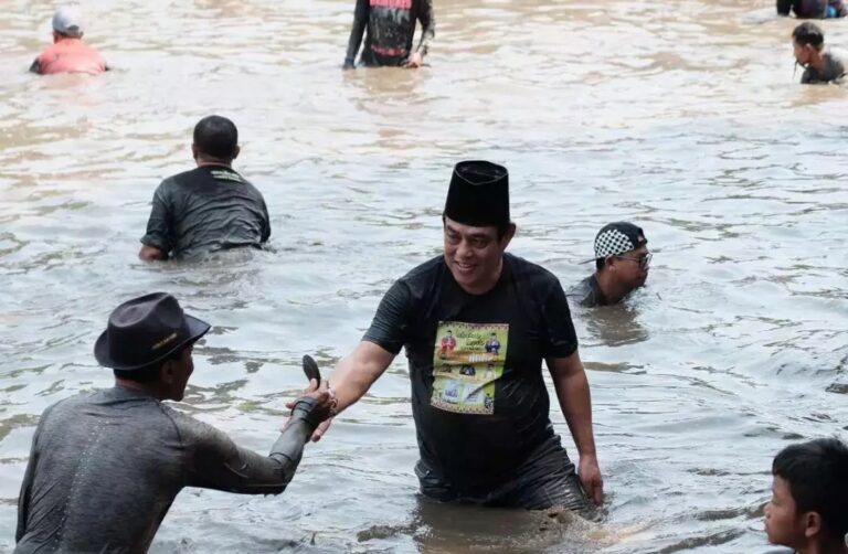Tradisi Ngubek Empang Meriahkan Perayaan Lebaran Kota Depok