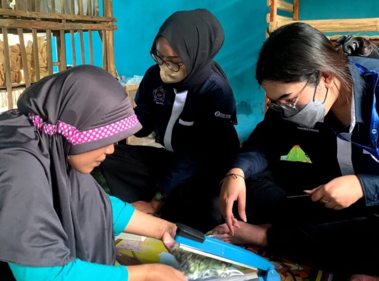 Pengrajin Keripik Ujung-ujung Smarang Diajari Pemasaran Digital