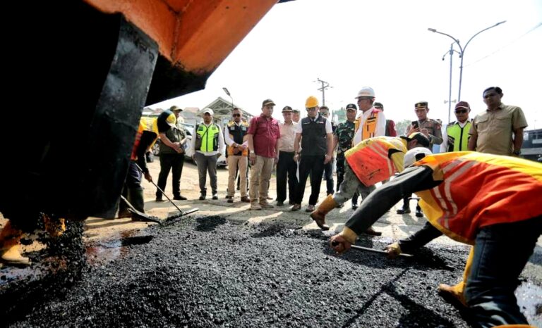 Ridwan Kamil Kebut Perbaikan Jalan Provinsi di Bandung Barat