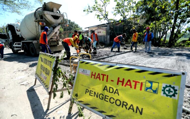 Sempat Viral di Medsos, Jalan Surakarta-Gemolong-Purwodadi yang Rusak Diperbaiki