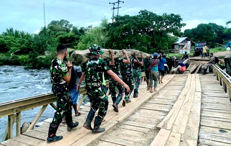 Perlancar Mobilitas Warga, Personel Yonif 511/DY Perbaiki Jembatan Rusak di Papua