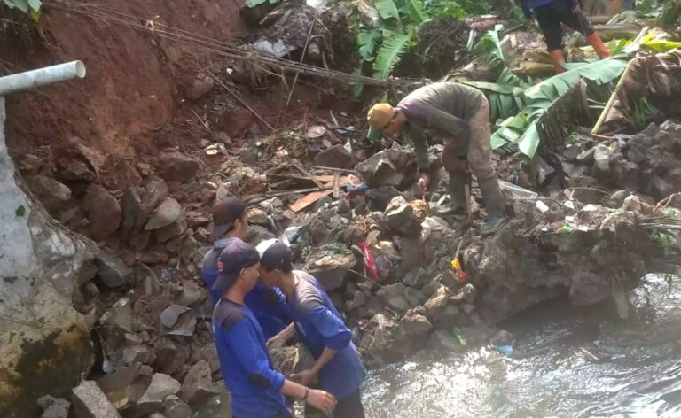 Satu Regu Satgas Dikerahkan Tangani Longsor di Kali Jantung Sukmajaya Depok