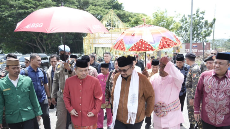 Tiba di Gorontalo, Menteri Agama Yaqut Cholil Qoumas Disambut Prosesi Adat Mopotilolo