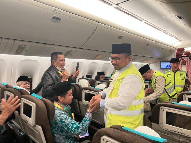 Lepas Keberangkatan Jemaah Haji, Menag: Jangan Sungkan Hubungi Petugas