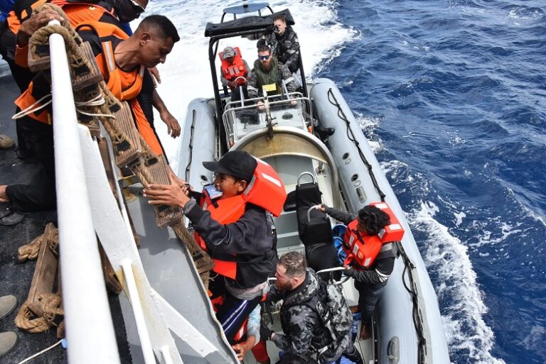 Bakamla Evakuasi Korban Kecelakaan 2 Kapal di Laut Timor