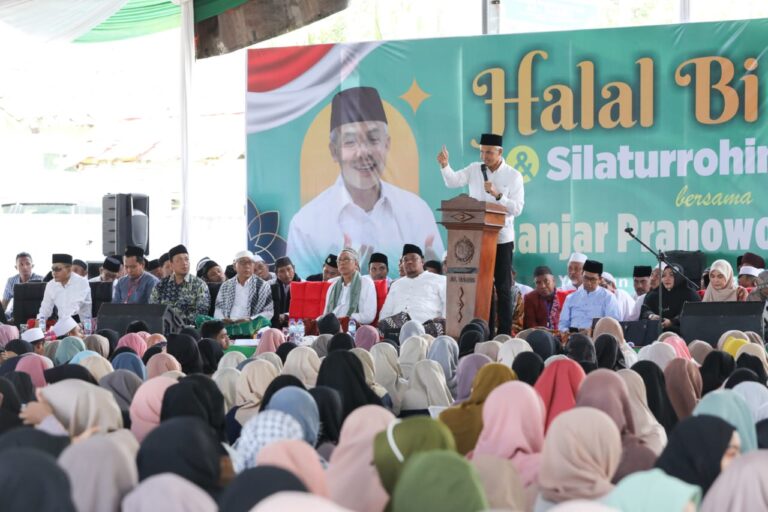 Sambutan Hangat Iringi Halal bi Halal Ganjar Bersama Ribuan Ulama dan Santri se-Jatim