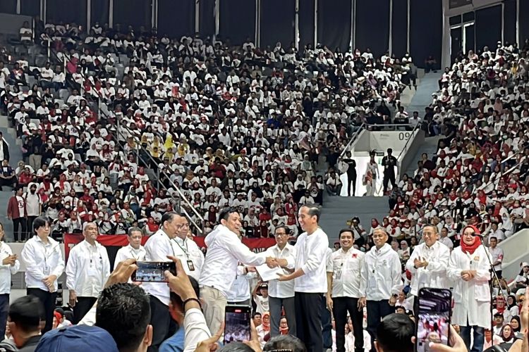 Survei Charta: 61 Persen Pemilih Jokowi-Ma’ruf Pilih Ganjar, Menjawab Syarat ‘Dekat dengan Rakyat’ saat Musra?