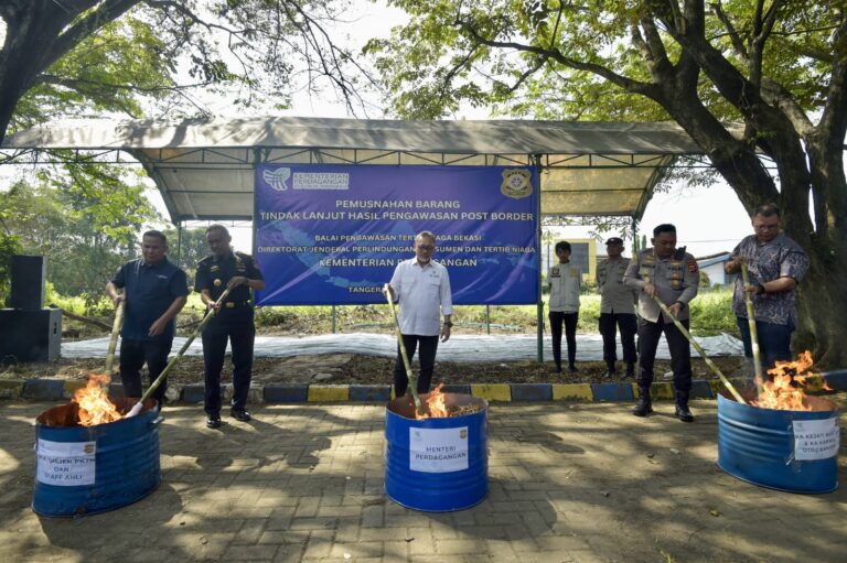 Zulhas Musnahkan Produk Impor Ilegal di Tangerang Senilai Rp13,31 M