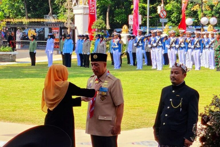 Anshar, Penggagas Biosaka Sabet Penghargaan Jer Basuki Mawa Beya dari Gubernur Jatim