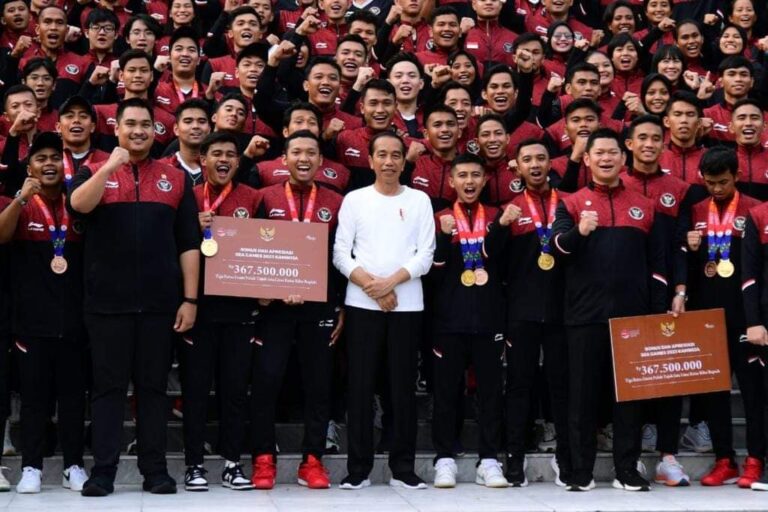Penuh Bangga, Jokowi Beri Bonus Rp289 M ke Atlet dan Pelatih SEA Games ke-32