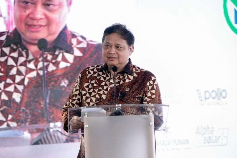 Resmikan 6 PLTS di Batam, Airlangga Sebut Potensi Serap 13 Ribu Pekerja