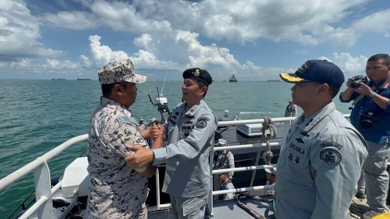 Bakamla Jemput Dua Nelayan yang Terdampar di Malaysia