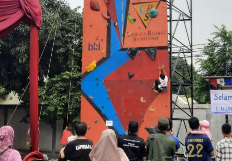 Pecinta Alam SMKN-5 Jakarta buat Lomba Panjat Dinding untuk Hindari Tawuran