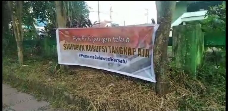 Pemuda Sulawesi Sebar Sepanduk Dukungan Terhadap KPK; Berantas Korupsi Tanpa Pandang Bulu