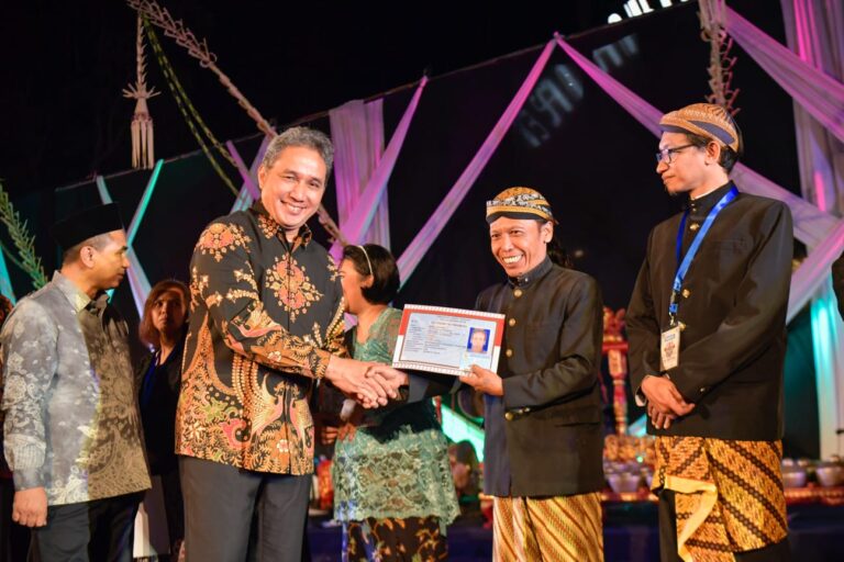 Kemendikbudristek Serahkan KTP Bagi Penghayat Kepercayaan