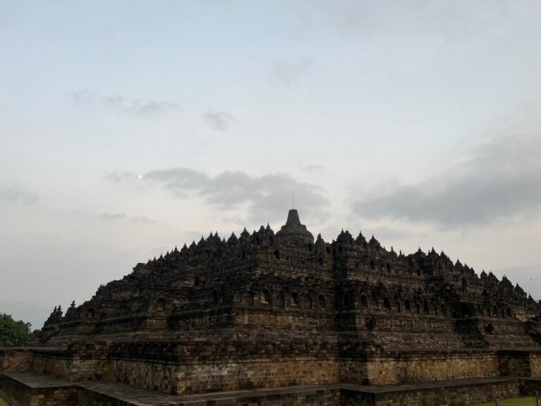 Arkeolog Menolak Pemasangan Chatra Borobudur, Kemenag Jelaskan Perspektif Keagamaannya
