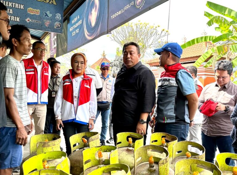 Dirut Pertamina Blusukan Pantau Ketersediaan LPG 3 Kg di Bali