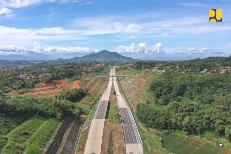 Resmi Beroperasi, Jokowi berharap Tol Cisumdawu dukung Operasional Bandara Kertajati