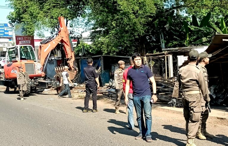Satpol PP Depok Bongkar Bangunan Liar di Jalan Cimanggis Boulevard Tapos
