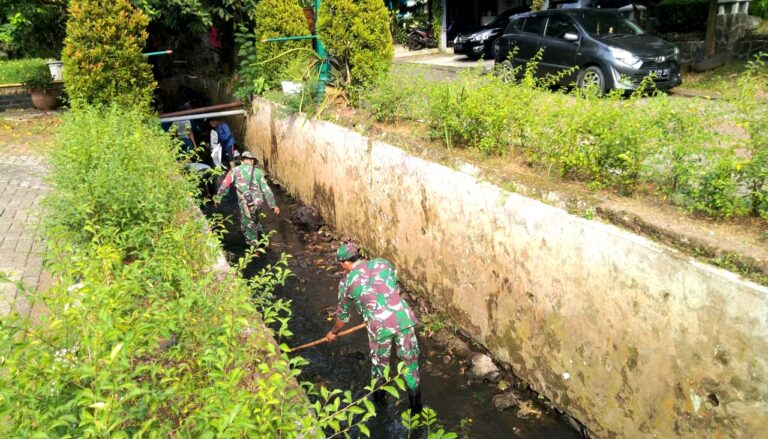 Antisipasi Banjir, Dinas PUPR dan Kodim Depok Bersih-Bersih Kali Cipinang Tapos