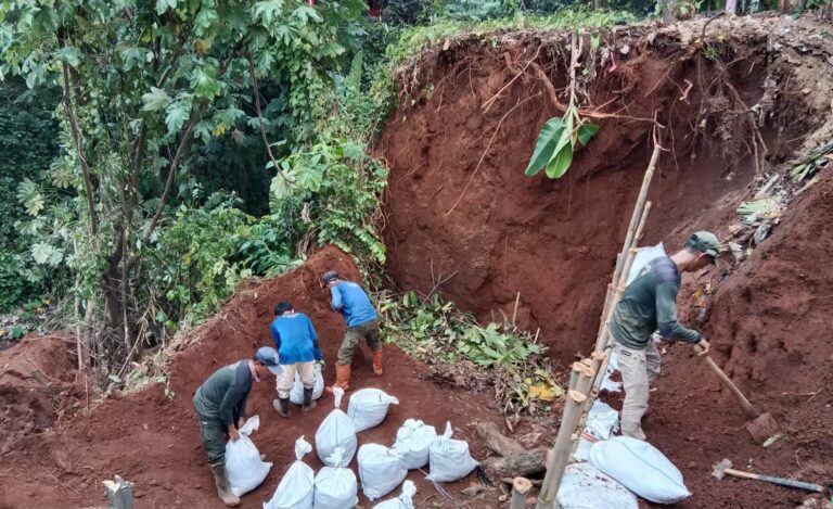 Turap Kali Cabang Barat Depok Longsor, DPUPR Ungkap Penyebabnya