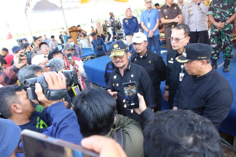 Mentan SYL Tinjau Langsung Panen dan Tanam Padi di Barito Kuala