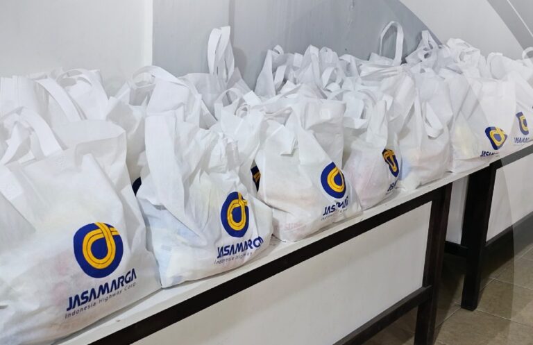 Jasa Marga Salurkan 1000 Paket Sembako untuk Warga Sekitar Jalan Tol Jagorawi dan Sedyatmo