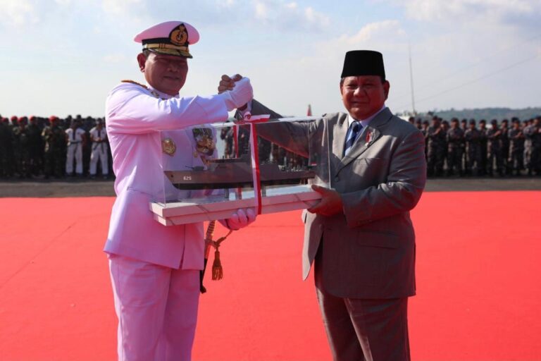 Menhan Serah Terimakan KRI Pulau Fani-731 dan Pulau Fanildo-732 ke TNI AL