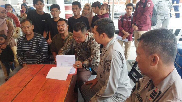 Bakamla RI Jemput Delapan Nelayan Indonesia yang Hanyut ke Perairan Malaysia