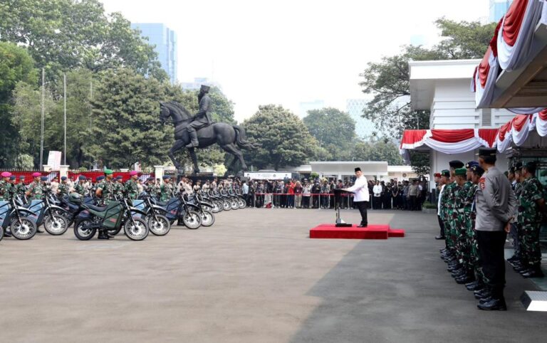 Prabowo Serahkan 100 Unit Rantis E-Tactical Sergap Produk Dalam Negeri Kepada TNI dan Polri