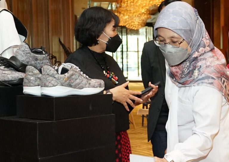 Kampanye Indonesia Melangkah Genjot Kemampuan IKM Alas Kaki