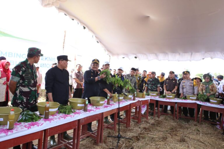 Petani Batola Antusias Praktik Membuat Biosaka Bersama Menteri Pertanian