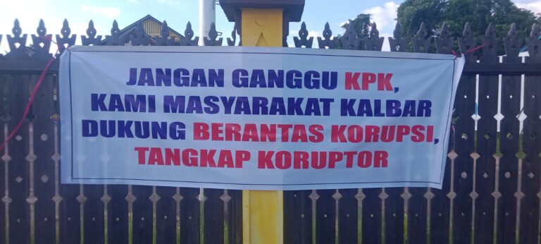 Warga Sintang Kalbar Pasang Spanduk dukung KPK Tegak Lurus Berantas Korupsi