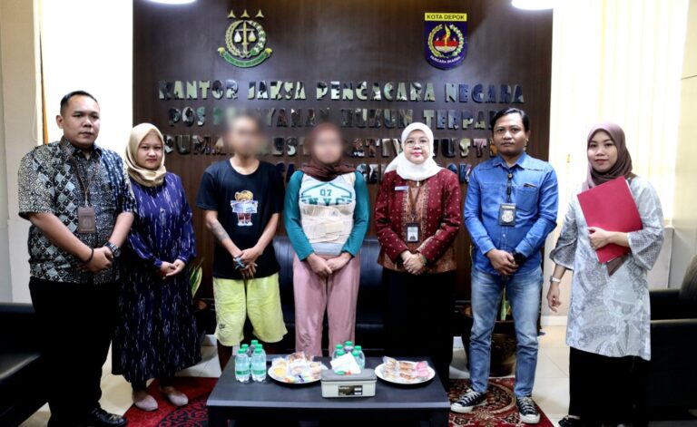 Kejari Depok Berikan Restorative Justice pada Pasutri Pelaku Pencurian