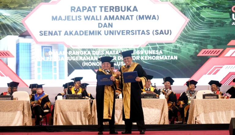 Sekjen Kemenkumham Dianugerahi Gelar Doktor Honoris Causa dari UNESA