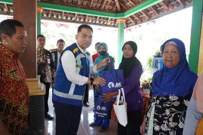 Jasa Marga Salurkan 1.200 Paket Sembako untuk Warga Sekitar Jalan Tol Ngawi-Kertosono