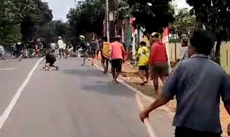 Tawuran Dua Kelompok Massa Pecah di Jalan KSU Depok