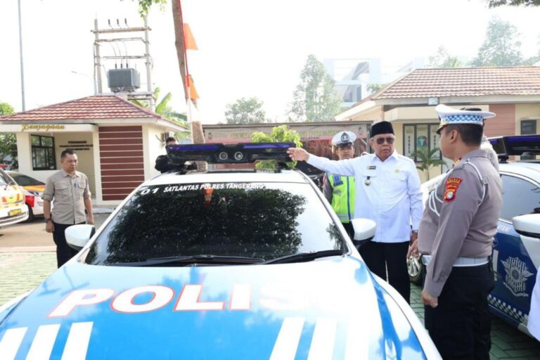 Benyamin Davnie Serahkan Tiga Unit ETLE Mobile ke Polres Tangsel